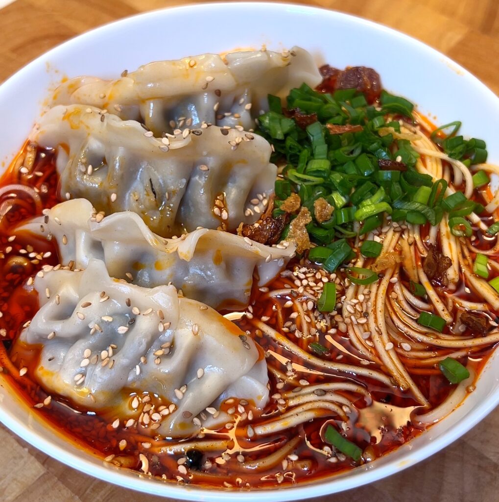 Sopa Picante de Dumplings y Fideos
