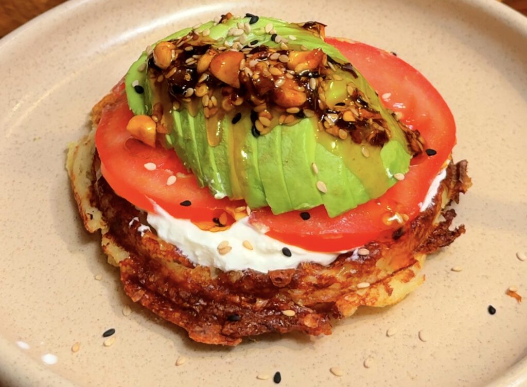 Waffle de Papa Crujiente con Queso Crema, Aguacate y Salsa Picante