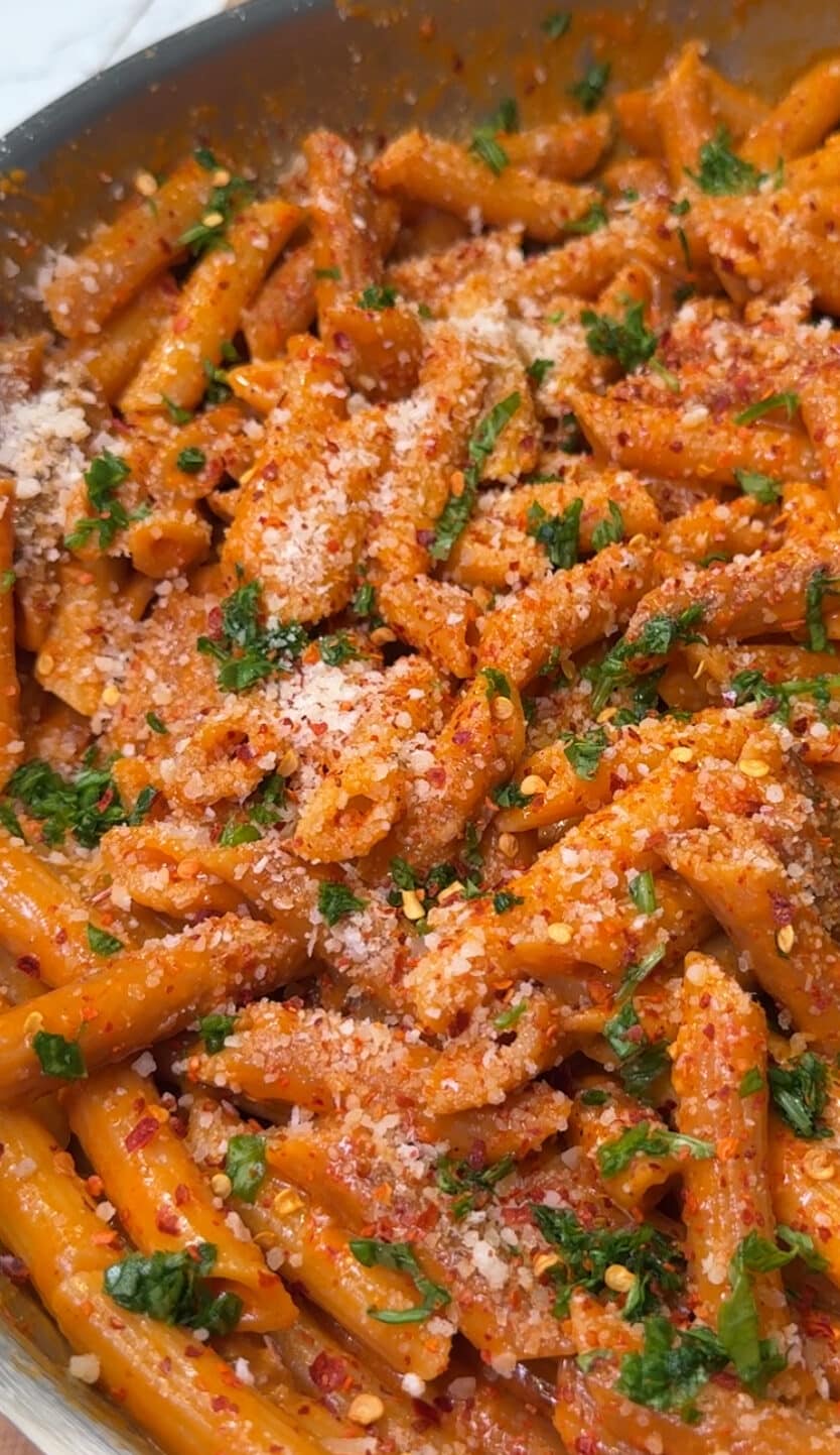 Pasta Cremosa de Tomate y Ajo en Una Olla Tostada