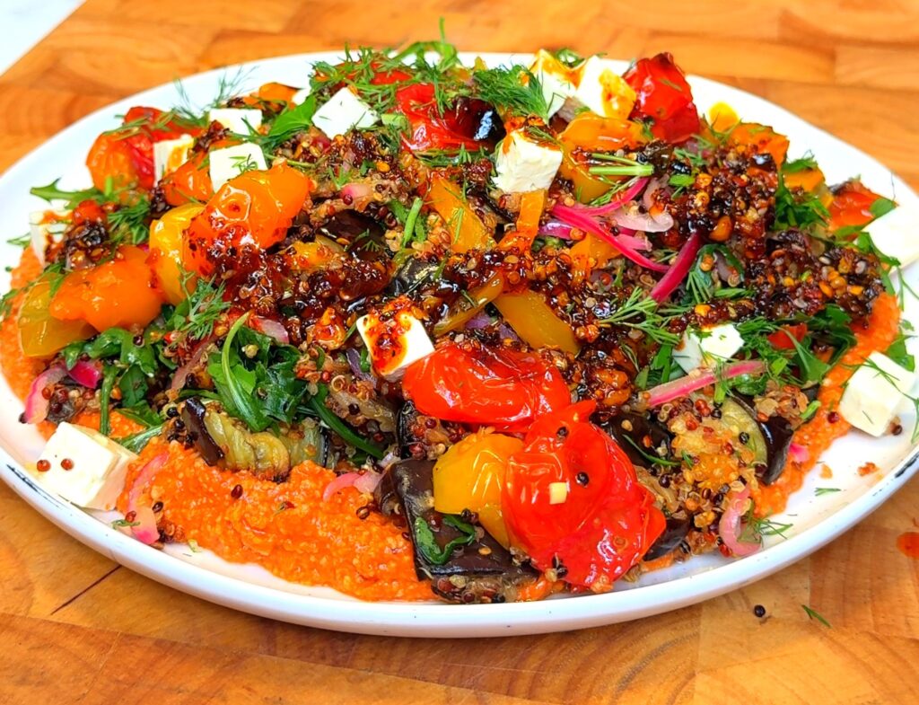 Ensalada crujiente de quinoa con verduras asadas