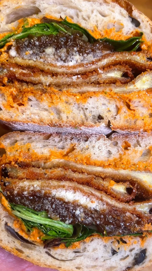 Sándwich de berenjena con pimiento rojo asado