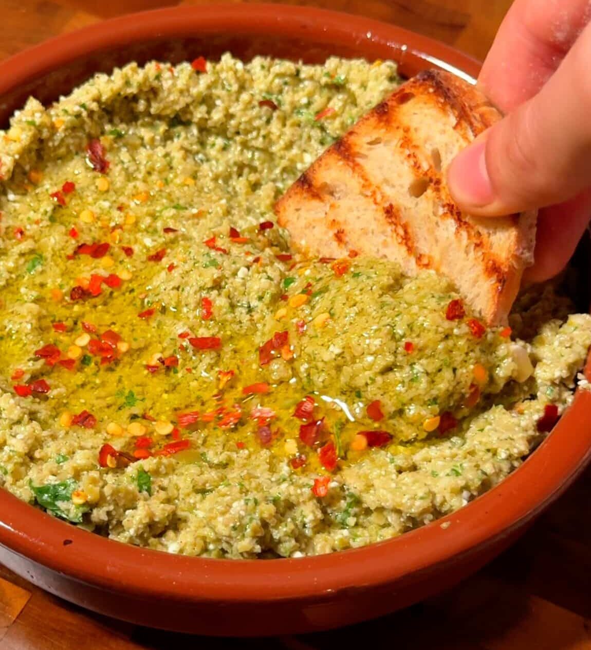 Dip cremoso de aceitunas y feta vegano