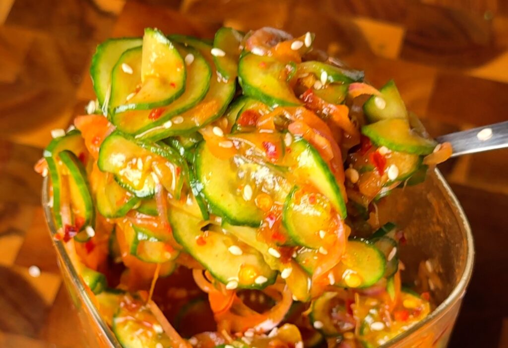 Ensalada de pepino al estilo coreano picante