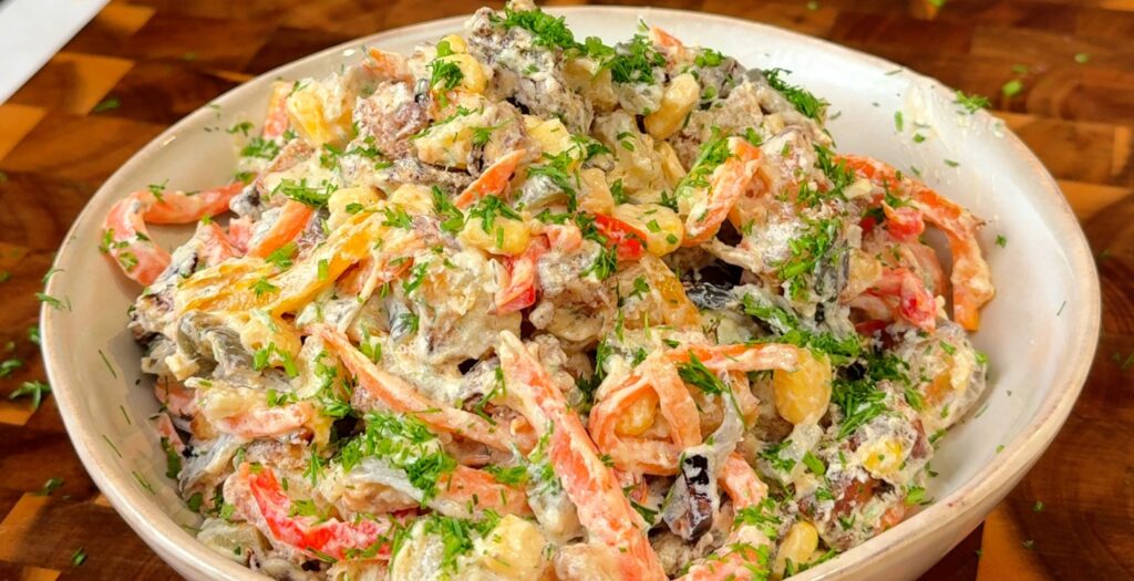 Ensalada de patatas con verduras asadas cremosa