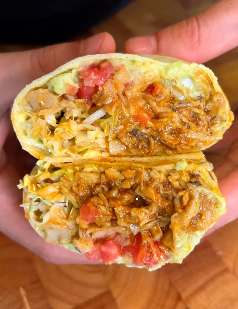 Burritos veganos de champiñones con salsa de aguacate