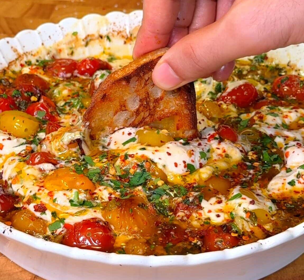 Dip de frijoles cremoso con tomates cherry asados