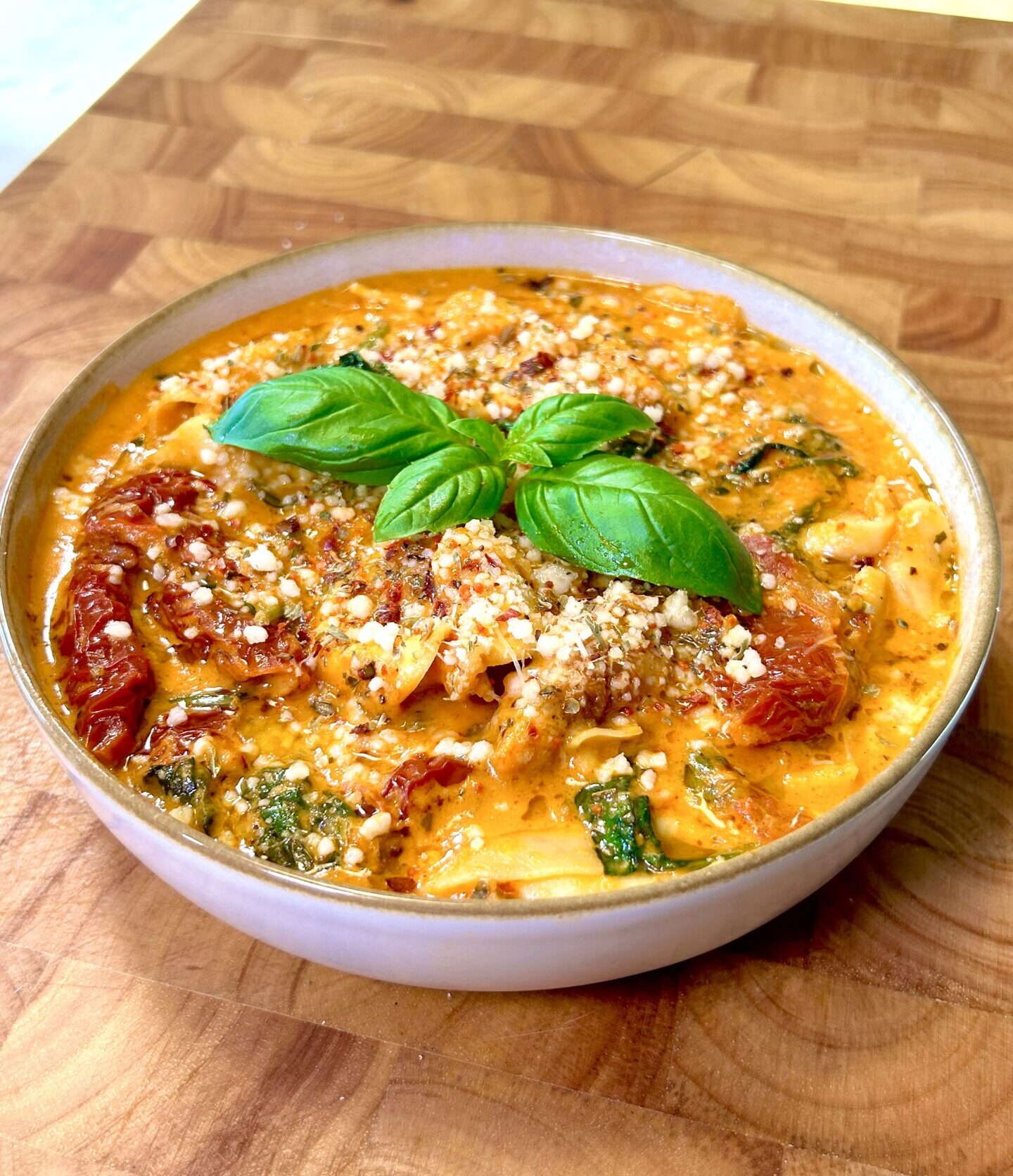Sopa de Tortellini con Tomate Crema y Espinacas