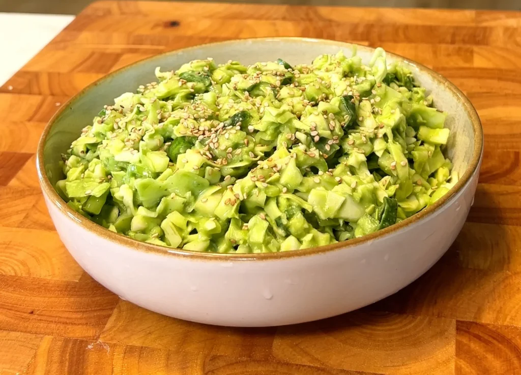 Ensalada de Repollo y Pepino con Aderezo de Aguacate y Albahaca