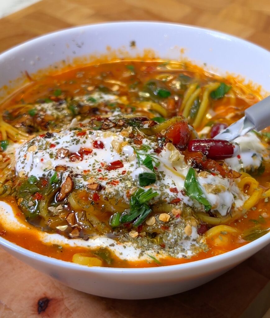 Aush – Sopa de fideos afgana con aceite de ajo caliente