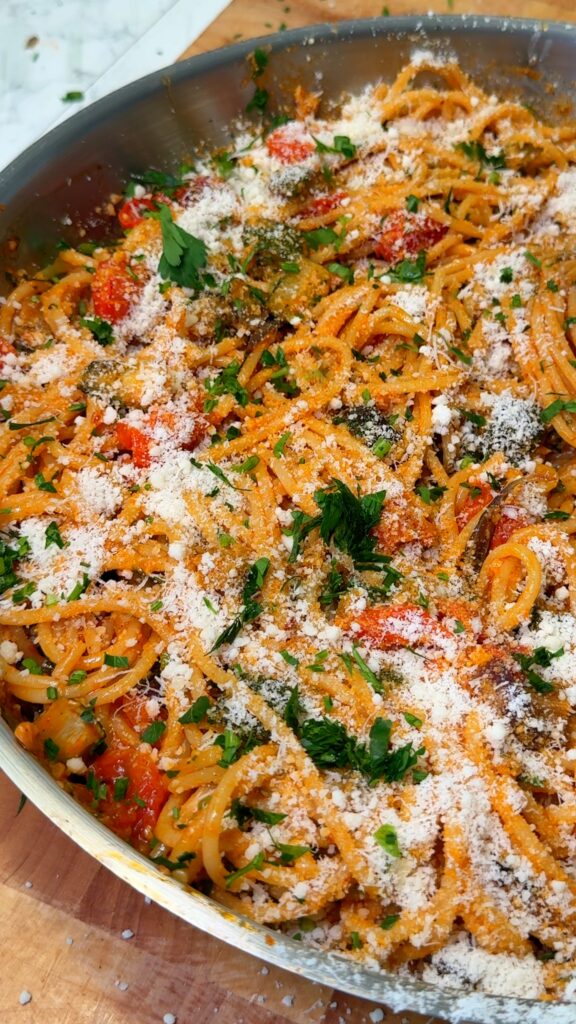 Pasta de verduras asadas con salsa de tomate y ajo