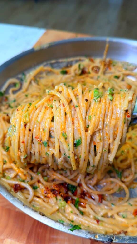 Pasta con cebolla caramelizada
