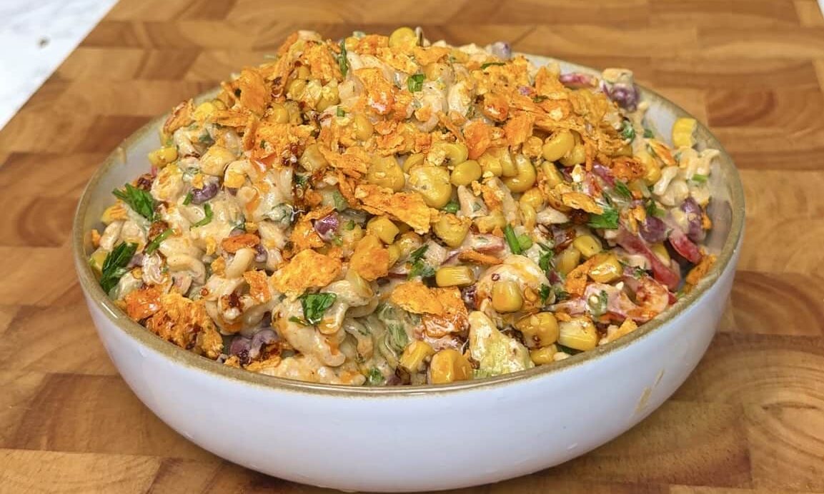 Ensalada de pasta con maíz callejero vegano