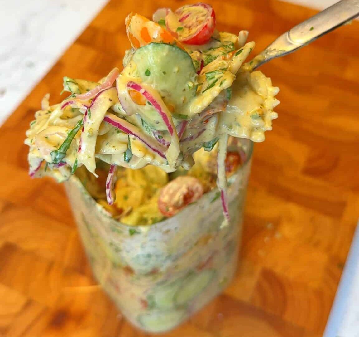 Ensalada de Pasta con Pesto Vegano en un Tarro