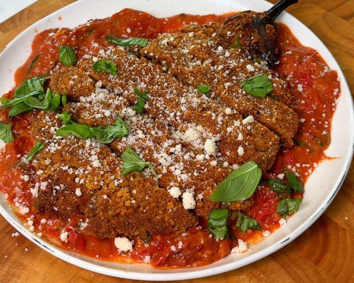 Parmigiana de berenjena crujiente en freidora de aire