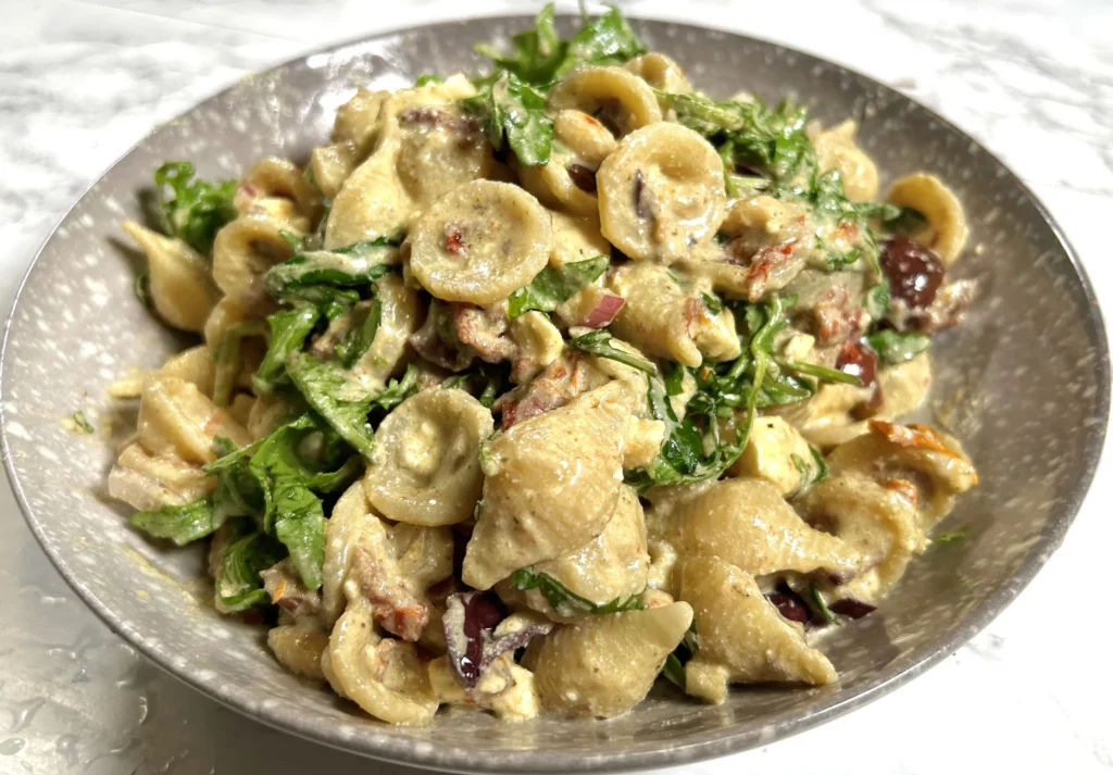 Ensalada de pasta con salsa de yogur y pesto