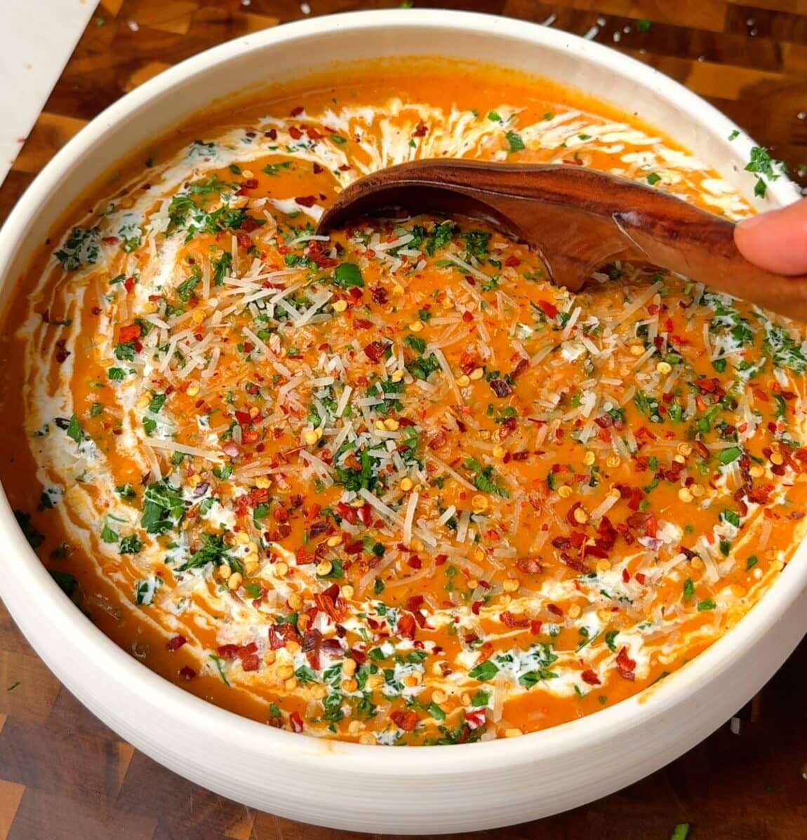 Sopa cremosa de gnocchi de tomate en una olla
