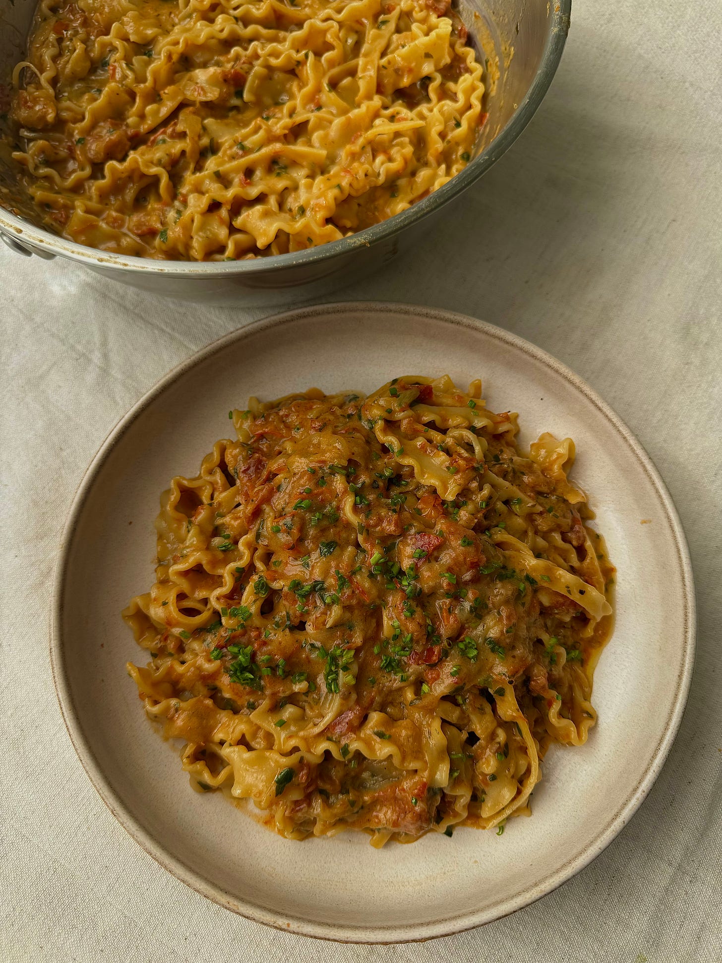 Pasta con Cebolla Caramelizada, Tomate Seco y Mantequilla Tostada