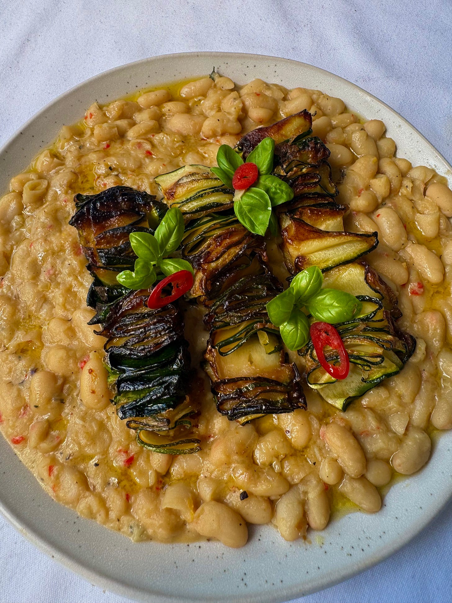 Brochetas de Calabacín con Alubias al Miso