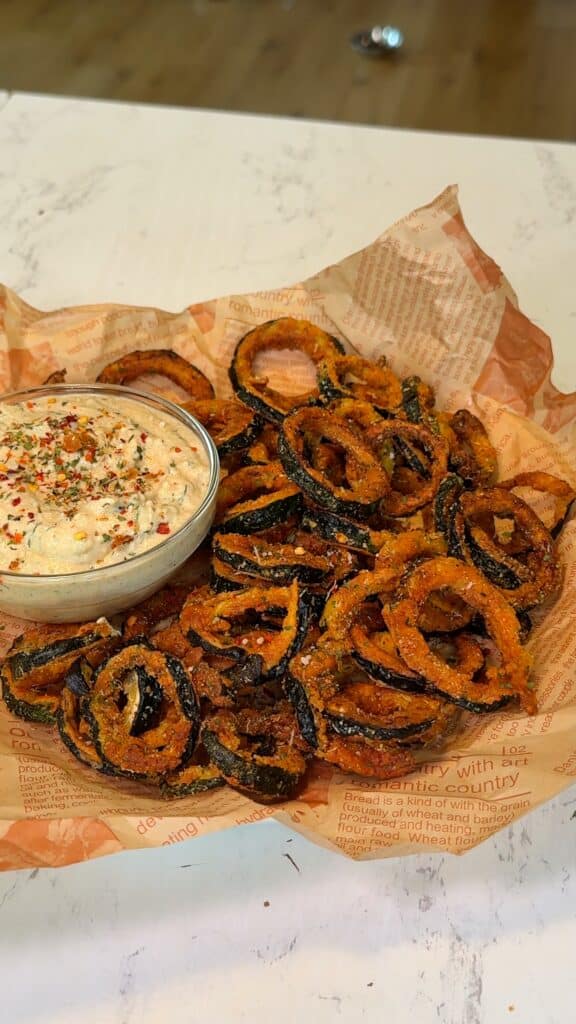 Anillos de Calabacín Crujientes con Dip Cremoso de Calabacín
