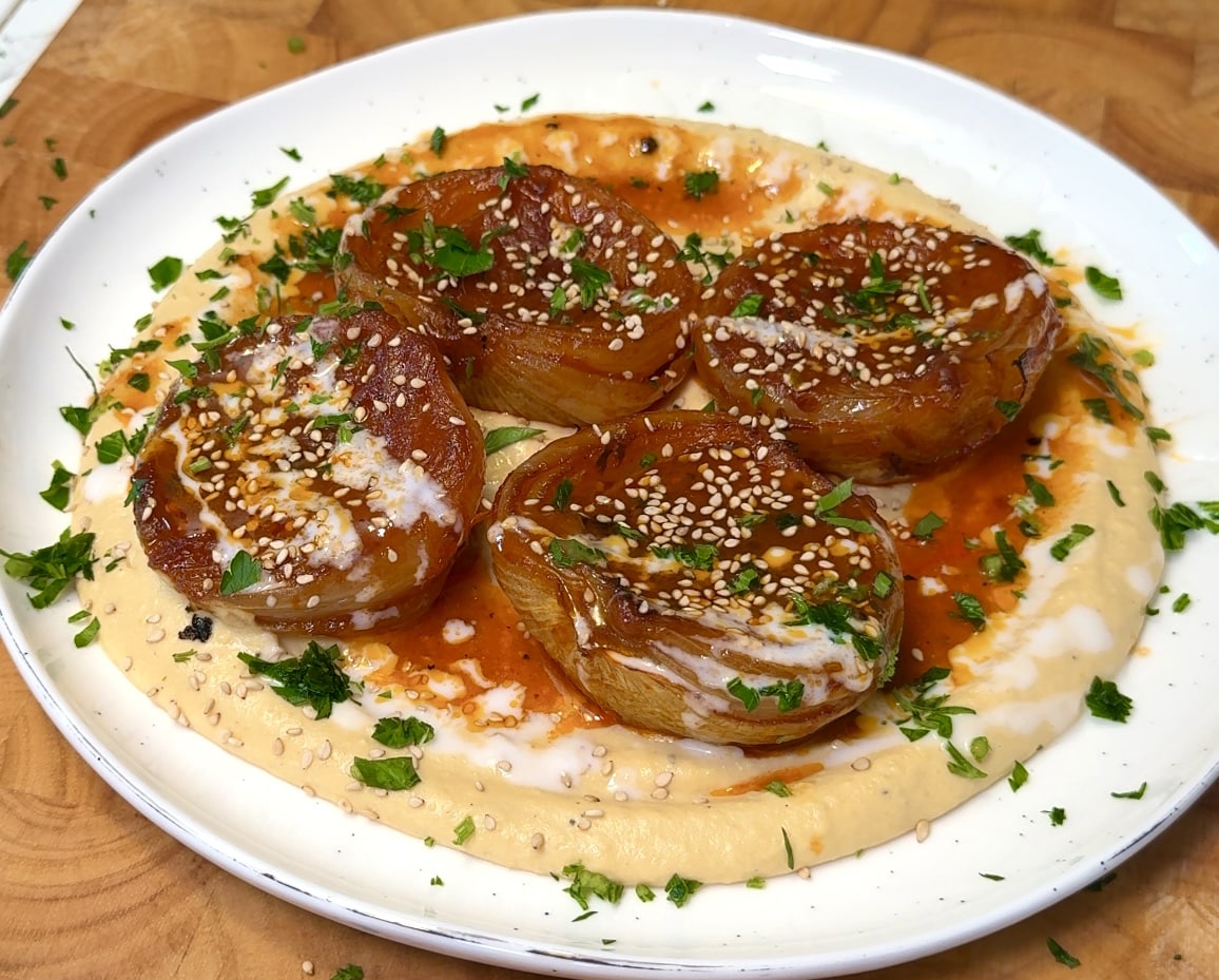 Cebollas Asadas Marinadas con Hummus