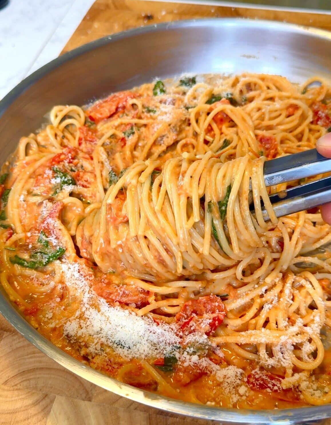 Espagueti Cremoso de Tomate y Ajo en Una Sola Olla