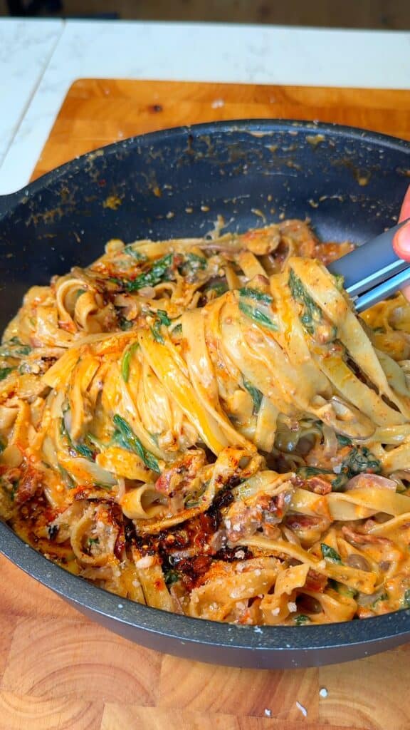 Pasta Cremosa de Champiñones en Una Sola Sartén con Espinacas y Tomates Secos