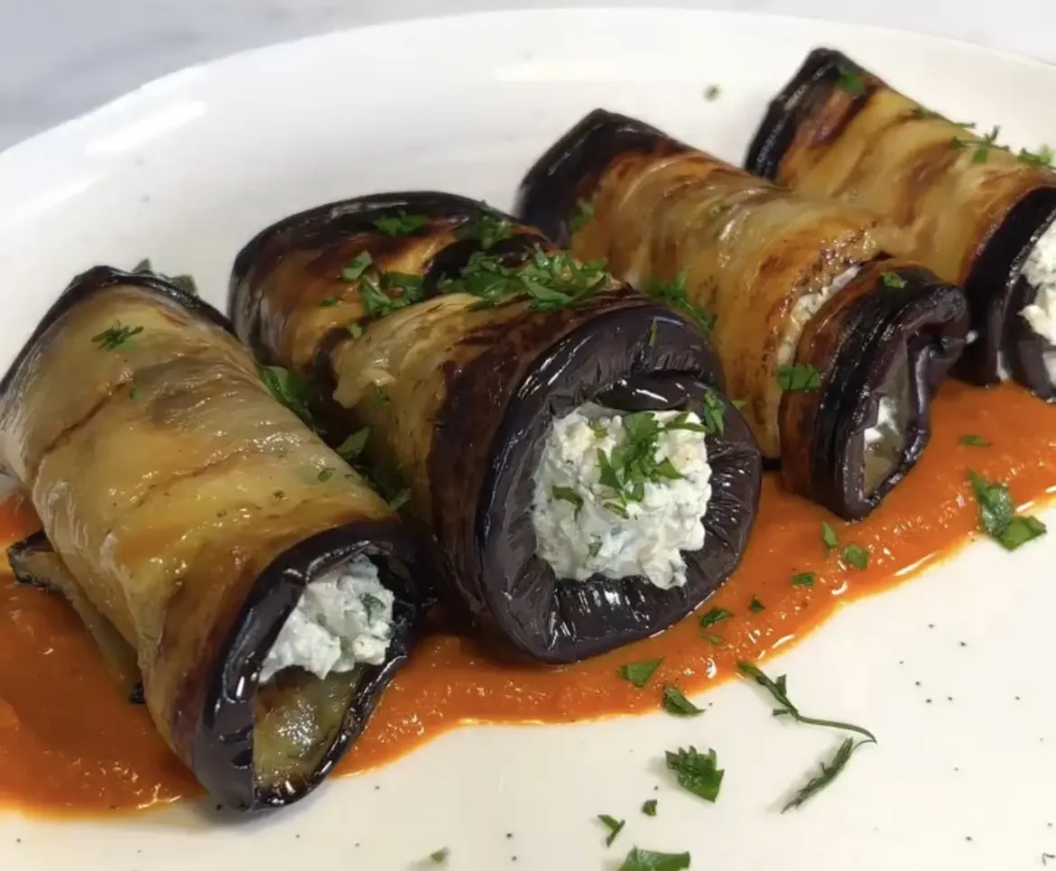 Rollos de Berenjena con Relleno Cremoso de Nueces y Salsa de Tomate