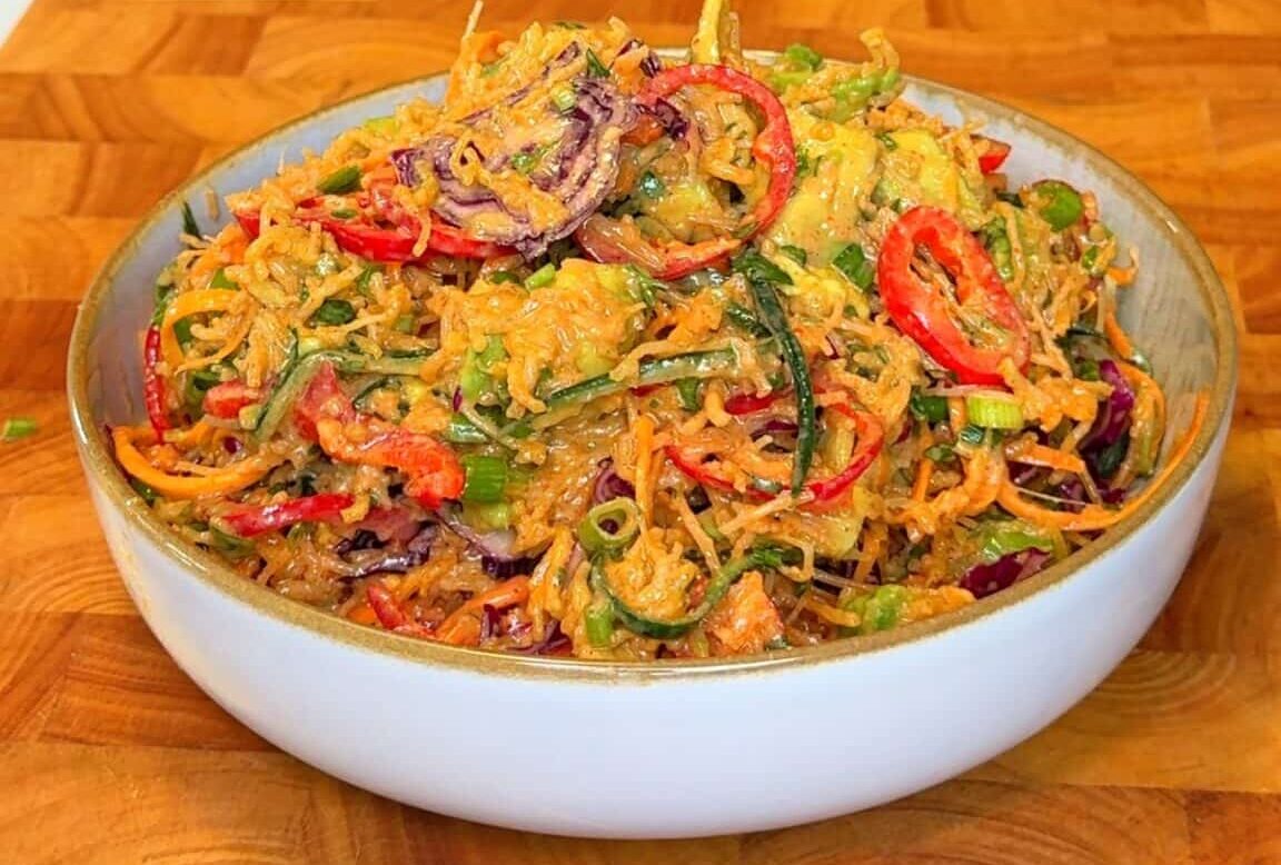 Ensalada de Fideos Crujientes con Aderezo de Cacahuete y Sriracha